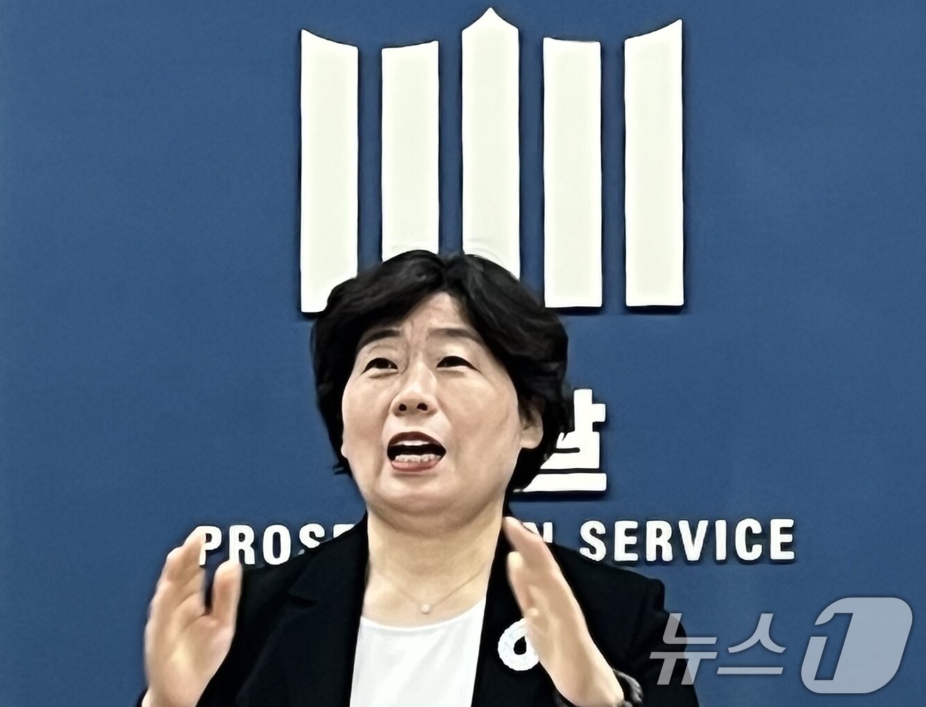 본문 이미지 - 윤석열 전 대통령의 12.3 내란 및 외환 혐의 등을 수사하는 내란 특검팀 박지영 특검보가 24일 오후 서울 서초구 서울고검 기자실에서 브리핑을 하고 있다. 내란 특검은 이날 윤 전 대통령에 대해 특수공무집행방해 등 혐의로 체포영장을 청구했다. 2025.6.24/뉴스1 ⓒ News1 노선웅 기자