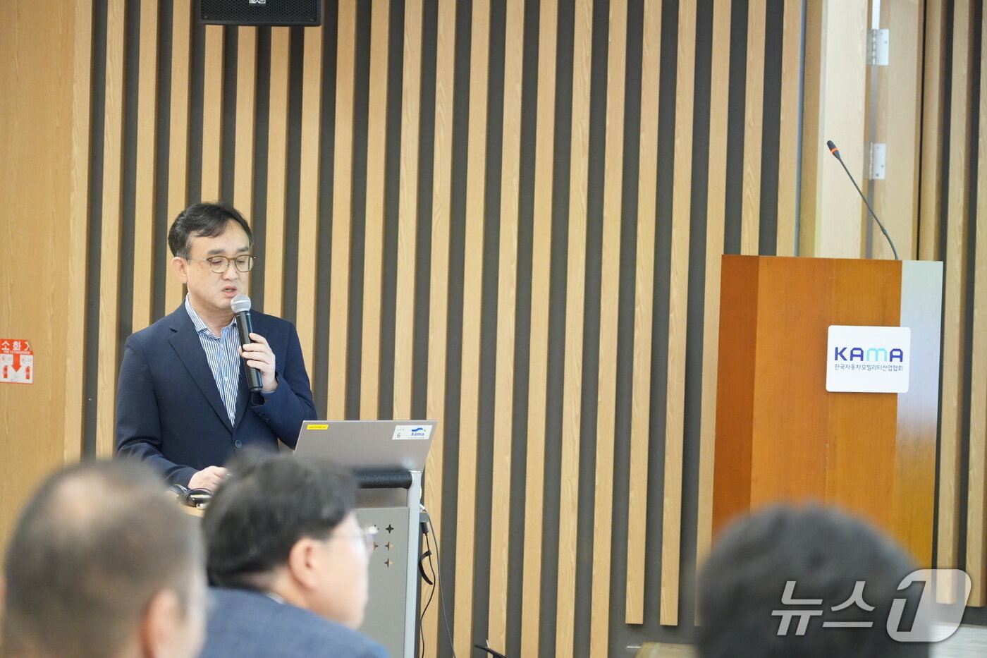 본문 이미지 - 김준기 한국자동차모빌리티산업협회&#40;KAMA&#41; 상무가 24일 서울 서초구 자동차회관에서 열린 자동차모빌리티산업연합회&#40;KAIA&#41; 포럼에서 미래 자동차 기술 분야에서 세액 공제를 확대할 필요성을 역설하고 있다&#40;KAMA 제공&#41;. 2025.06.24.