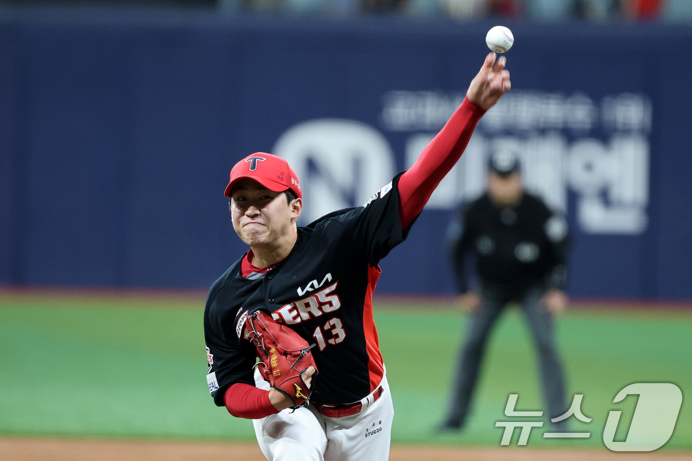 (서울=뉴스1) 이승배 기자 = 24일 오후 서울 구로구 고척스카이돔에서 열린 프로야구 '2025 신한 SOL뱅크 KBO 리그' KIA와 키움의 경기, KIA 선발투수 윤영철이 역 …