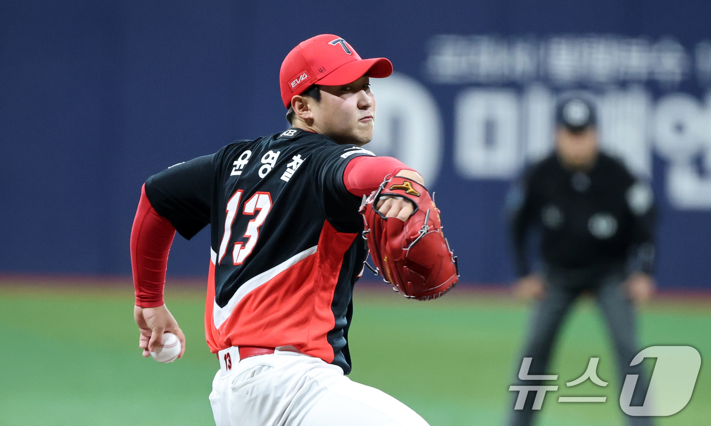 (서울=뉴스1) 이승배 기자 = 24일 오후 서울 구로구 고척스카이돔에서 열린 프로야구 '2025 신한 SOL뱅크 KBO 리그' KIA와 키움의 경기, KIA 선발투수 윤영철이 역 …