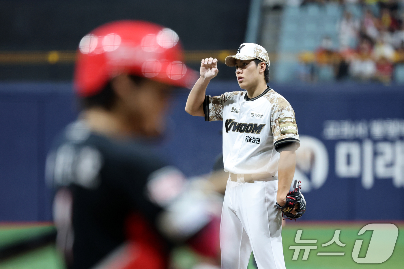 (서울=뉴스1) 이승배 기자 = 24일 오후 서울 구로구 고척스카이돔에서 열린 프로야구 '2025 신한 SOL뱅크 KBO 리그' KIA와 키움의 경기, 키움 선발투수 김윤하가 1회 …