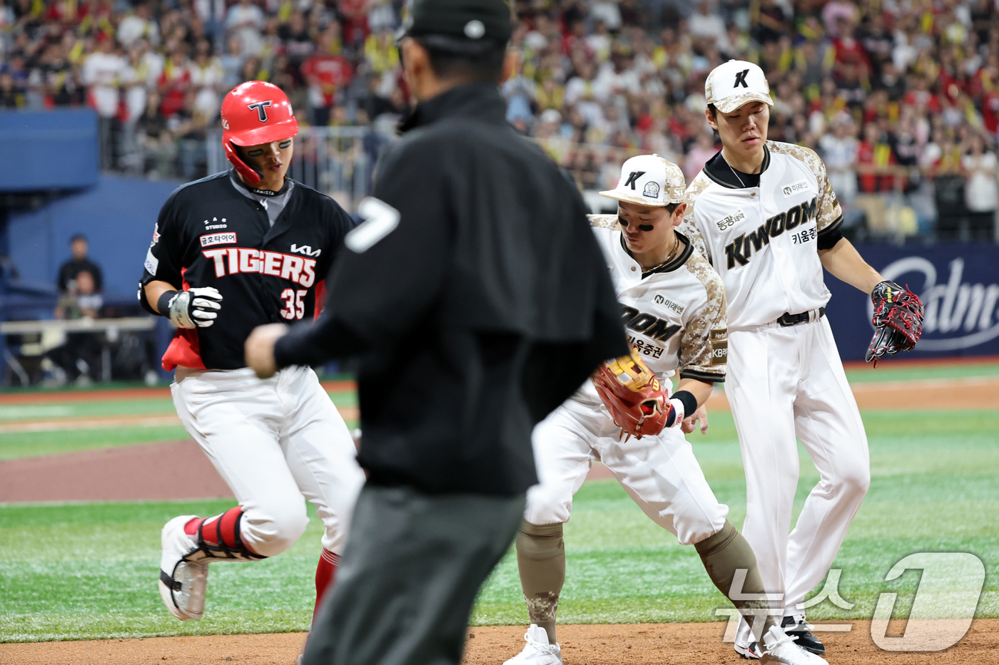 (서울=뉴스1) 이승배 기자 = 24일 오후 서울 구로구 고척스카이돔에서 열린 프로야구 '2025 신한 SOL뱅크 KBO 리그' KIA와 키움의 경기,  3회초 KIA 공격 2사 …