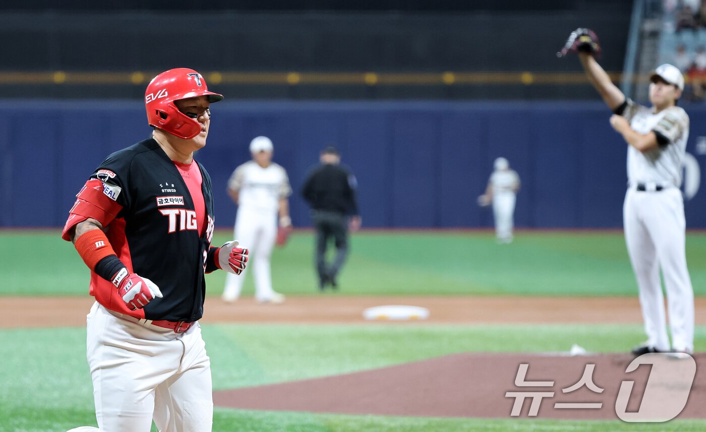 본문 이미지 - 24일 오후 서울 구로구 고척스카이돔에서 열린 프로야구 '2025 신한 SOL뱅크 KBO 리그' KIA와 키움의 경기, 1회초 KIA의 공격 1사 주자 1,2루 상황 최형우가 3점 홈런을 치고 홈으로 향하고 있다. 2025.6.24/뉴스1 ⓒ News1 이승배 기자