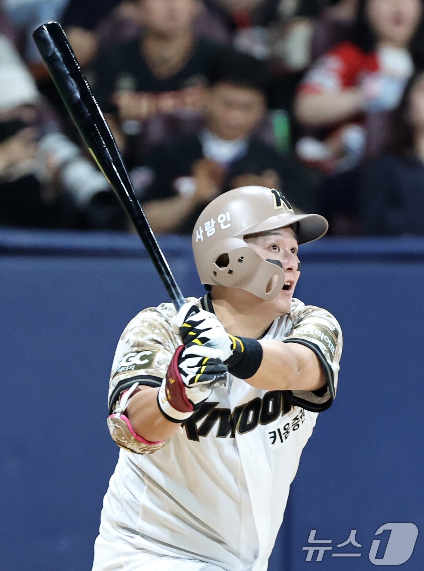 본문 이미지 - 24일 오후 서울 구로구 고척스카이돔에서 열린 프로야구 &#39;2025 신한 SOL뱅크 KBO 리그&#39; KIA와 키움의 경기, 3회말 키움 공격 1사 주자 만루 상황 최주환이 안타를 치고 있다. 2025.6.24/뉴스1 ⓒ News1 이승배 기자