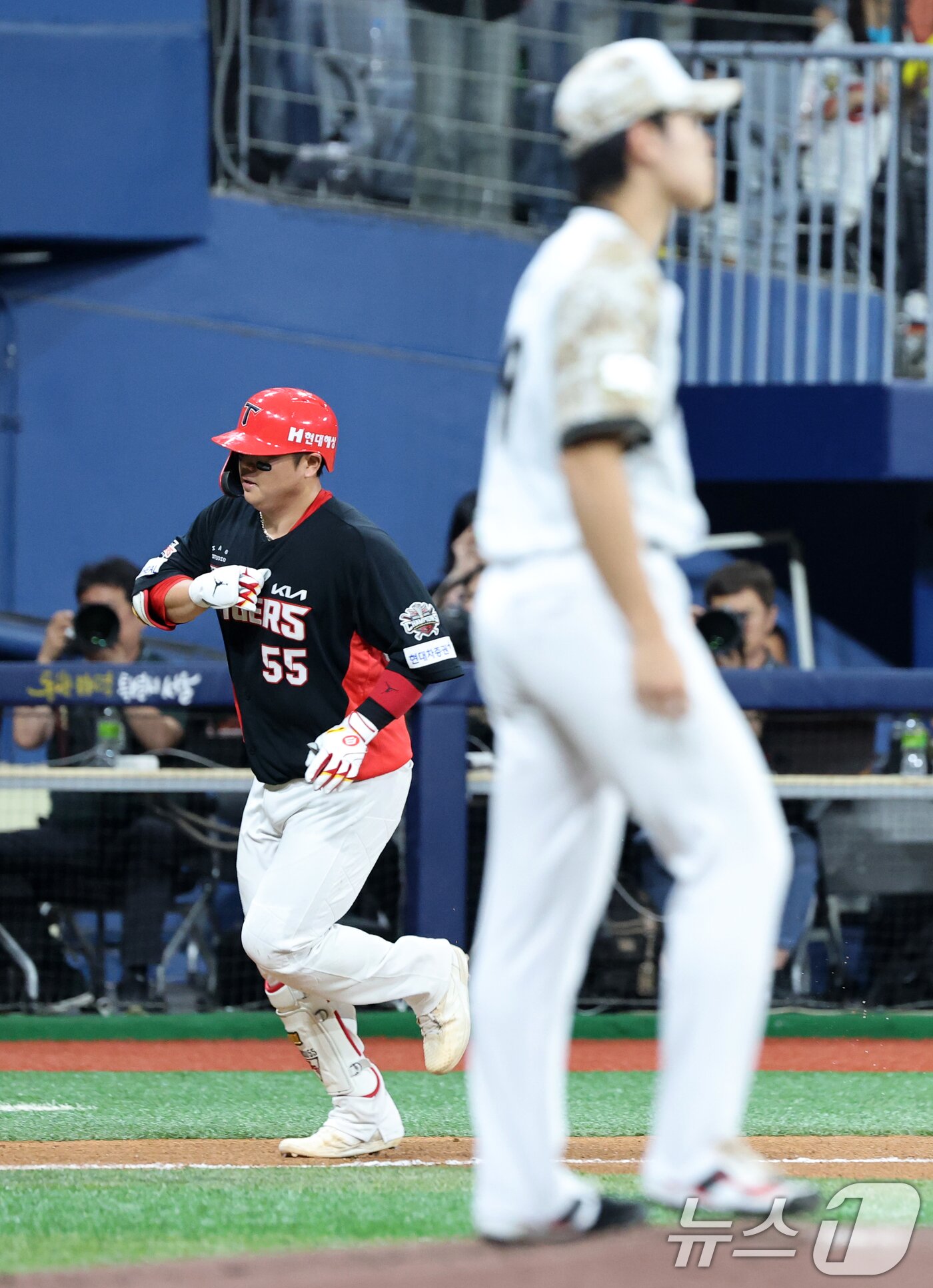 본문 이미지 - 24일 오후 서울 구로구 고척스카이돔에서 열린 프로야구 &#39;2025 신한 SOL뱅크 KBO 리그&#39; KIA와 키움의 경기, 4회초 KIA 공격 선두타자 한준수가 솔로 홈런을 치고 홈으로 향하고 있다. 2025.6.24/뉴스1 ⓒ News1 이승배 기자
