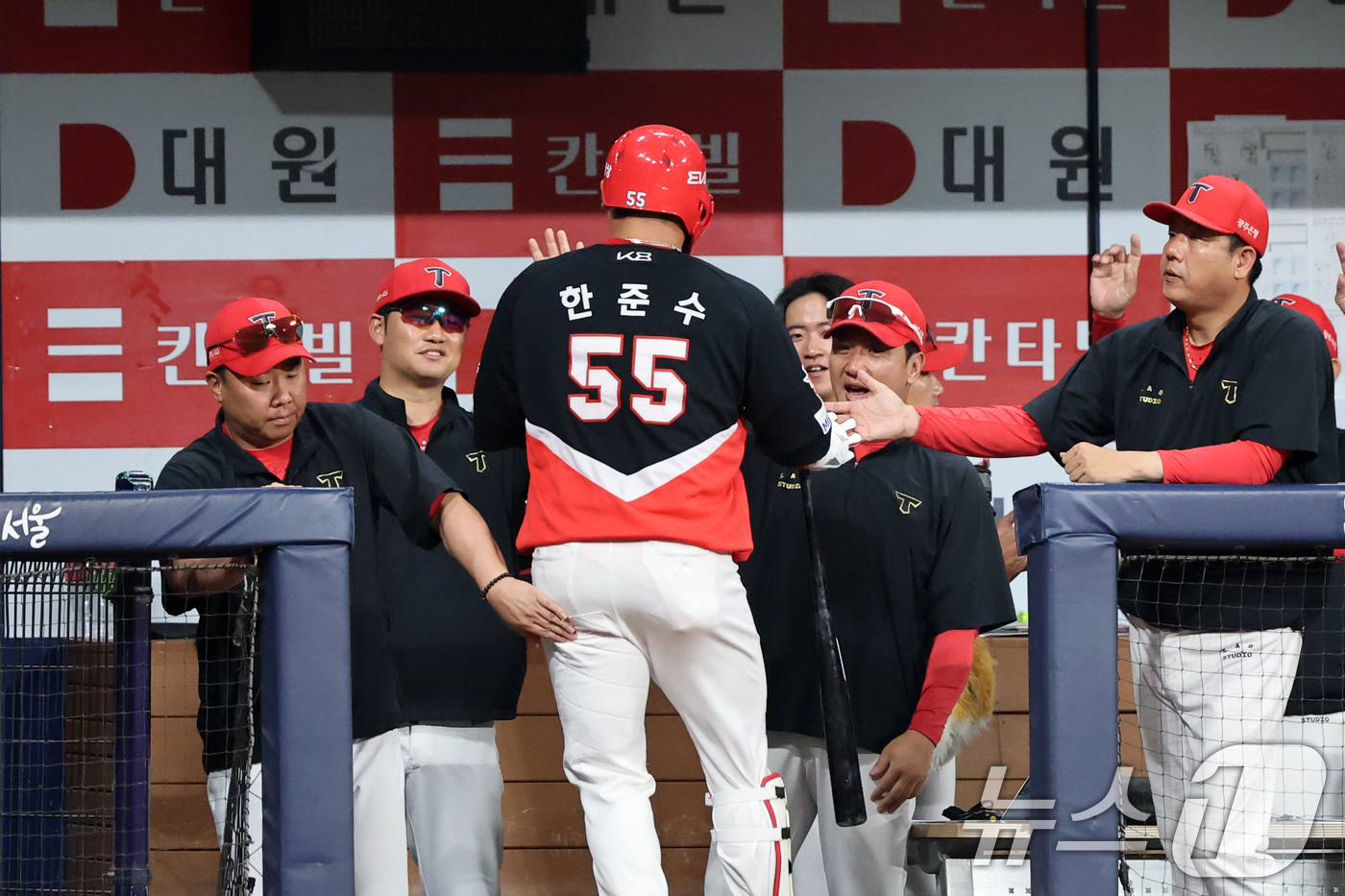 (서울=뉴스1) 이승배 기자 = 24일 오후 서울 구로구 고척스카이돔에서 열린 프로야구 '2025 신한 SOL뱅크 KBO 리그' KIA와 키움의 경기, 4회초 KIA 공격 선두타자 …