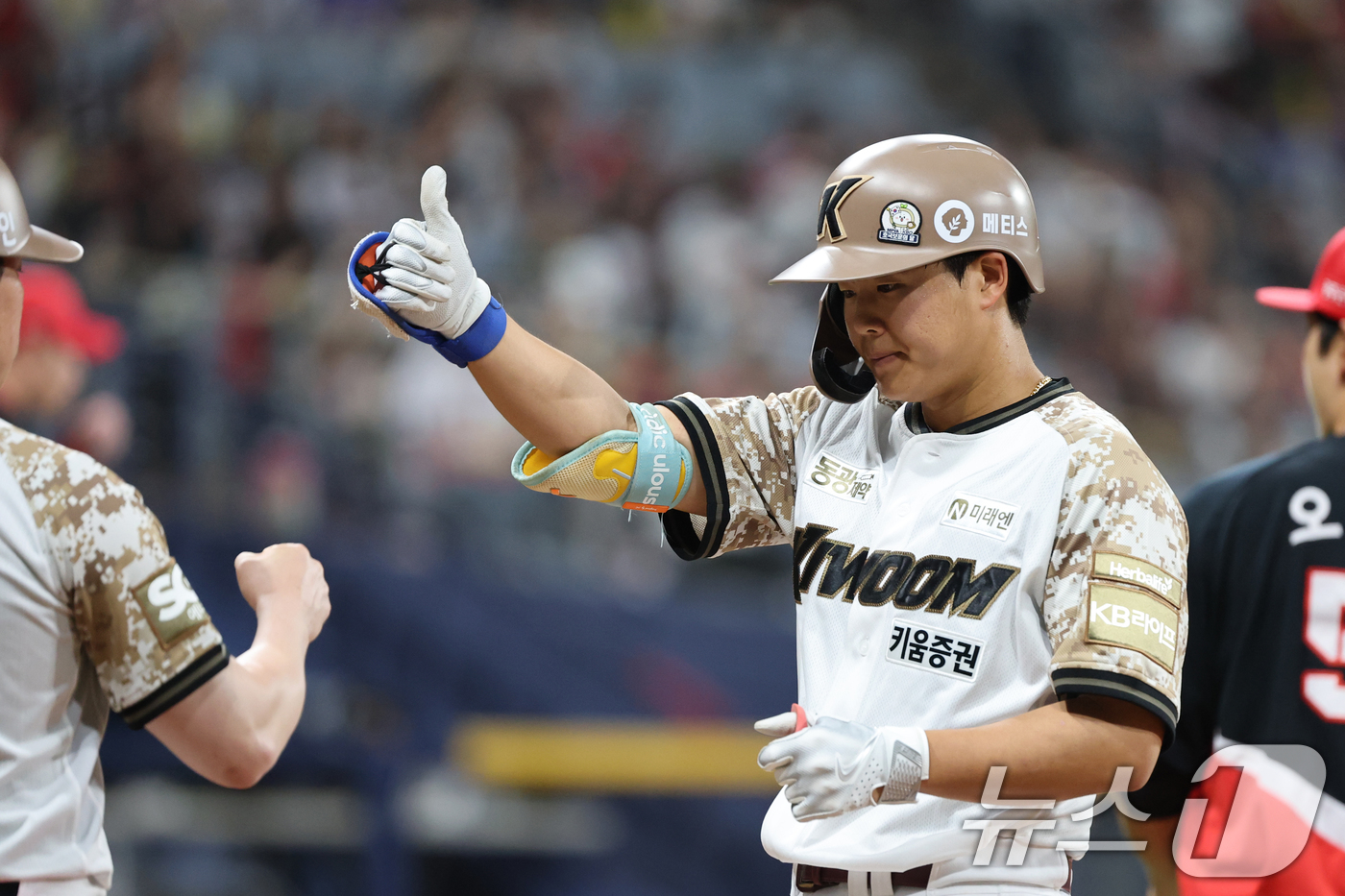 (서울=뉴스1) 이승배 기자 = 24일 오후 서울 구로구 고척스카이돔에서 열린 프로야구 '2025 신한 SOL뱅크 KBO 리그' KIA와 키움의 경기, 3회말 키움 공격 선두타자 …