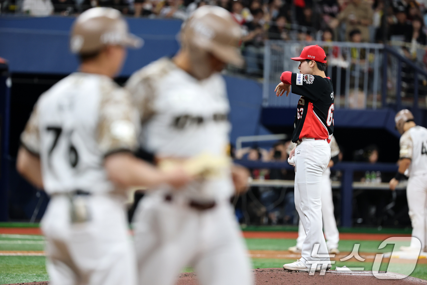 (서울=뉴스1) 이승배 기자 = 24일 오후 서울 구로구 고척스카이돔에서 열린 프로야구 '2025 신한 SOL뱅크 KBO 리그' KIA와 키움의 경기, 4회말 키움 공격 무사 만루 …