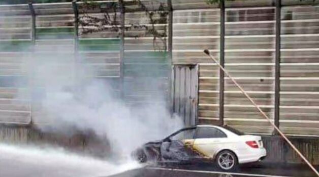 퇴근길 분당수서고속도로 달리던 벤츠에 불…차량 전소