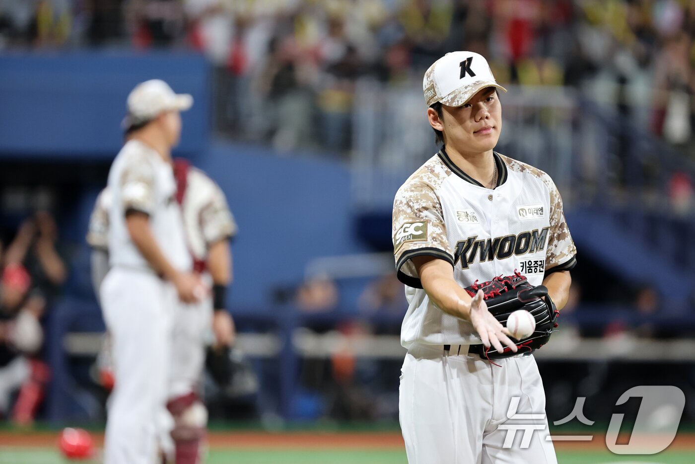 본문 이미지 - 24일 오후 서울 구로구 고척스카이돔에서 열린 프로야구 &#39;2025 신한 SOL뱅크 KBO 리그&#39; KIA와 키움의 경기, 키움 선발투수 김윤하가 5회초 강판되고 있다. 2025.6.24/뉴스1 ⓒ News1 이승배 기자