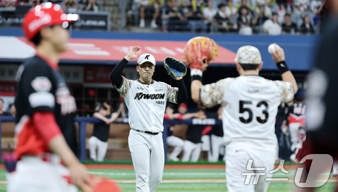 본문 이미지 - 24일 오후 서울 구로구 고척스카이돔에서 열린 프로야구 &#39;2025 신한 SOL뱅크 KBO 리그&#39; KIA와 키움의 경기, 5회초 KIA 공격 무사 만루 상황에서 한준수의 병살타로 2아웃을 잡아낸 키움 박윤성과 최주환이 기뻐하고 있다. 2025.6.24/뉴스1 ⓒ News1 이승배 기자