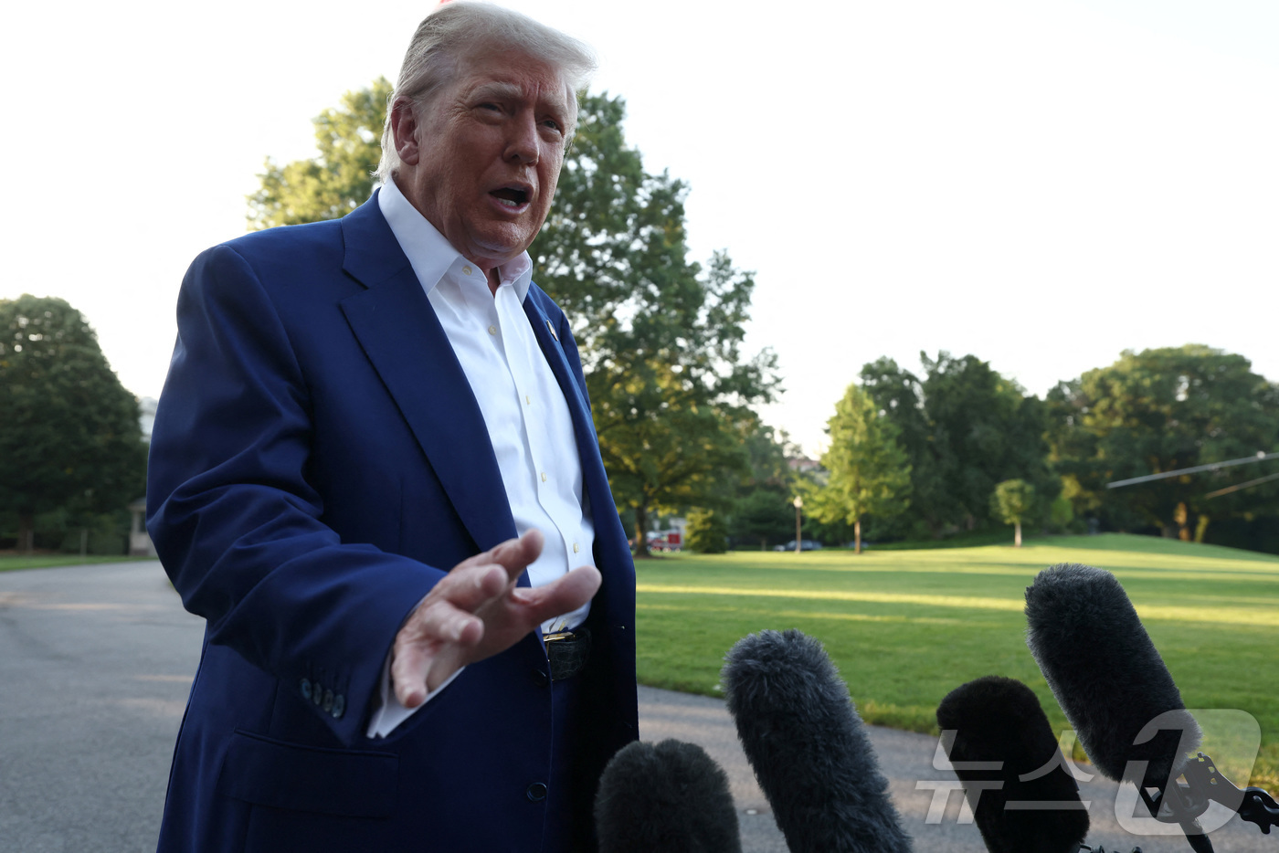 (워싱턴 로이터=뉴스1) 김경민 기자 = 도널드 트럼프 미국 대통령이 24일(현지시간) 워싱턴 백악관에서 네덜란드 헤이그에서 열리는 북대서양조약기구 정상회의에 참석하기 위해 대통령 …
