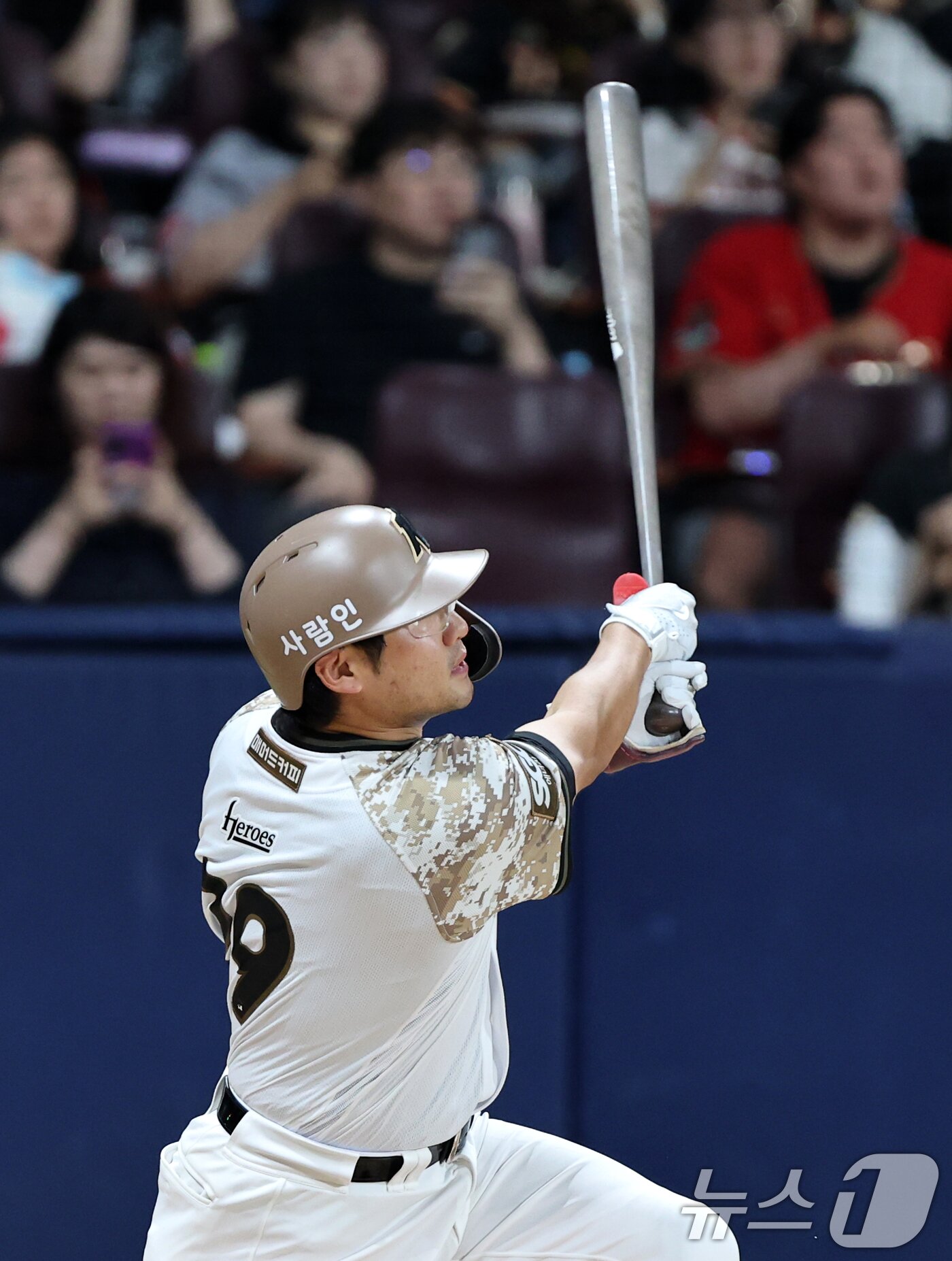 본문 이미지 - 24일 오후 서울 구로구 고척스카이돔에서 열린 프로야구 '2025 신한 SOL뱅크 KBO 리그' KIA와 키움의 경기, 6회말 1사 주자 1,2루 임지열이 3점 홈런을 치고 있다. 2025.6.24/뉴스1 ⓒ News1 이승배 기자