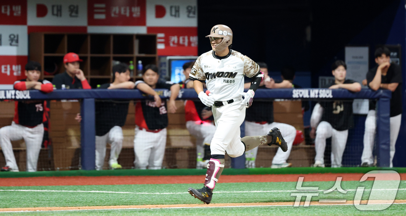 (서울=뉴스1) 이승배 기자 = 24일 오후 서울 구로구 고척스카이돔에서 열린 프로야구 '2025 신한 SOL뱅크 KBO 리그' KIA와 키움의 경기, 6회말 1사 주자 1,2루 …