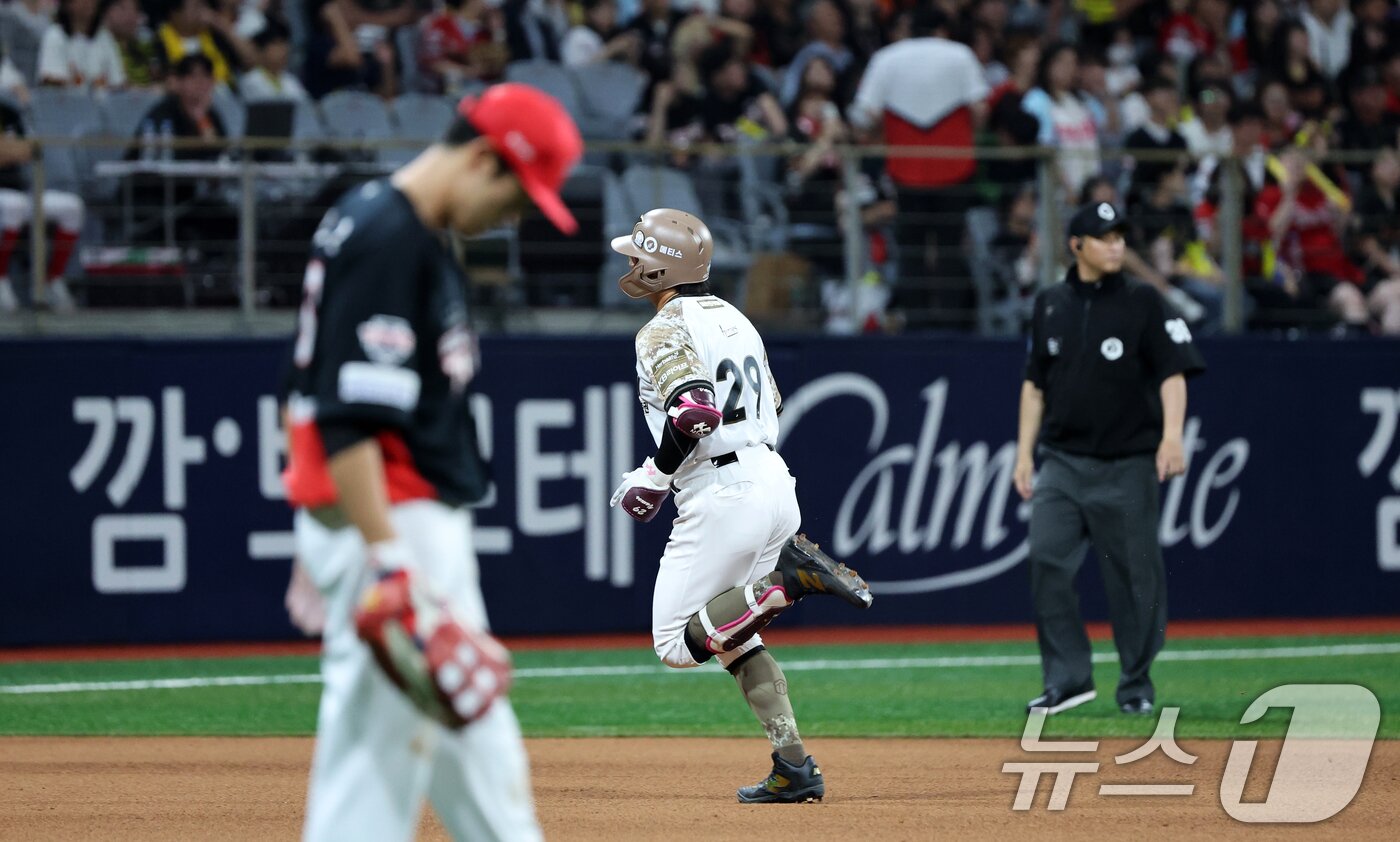 본문 이미지 - 24일 오후 서울 구로구 고척스카이돔에서 열린 프로야구 &#39;2025 신한 SOL뱅크 KBO 리그&#39; KIA와 키움의 경기, 6회말 1사 주자 1,2루 임지열이 3점 홈런을 치고 베이스를 돌고 있다. 2025.6.24/뉴스1 ⓒ News1 이승배 기자
