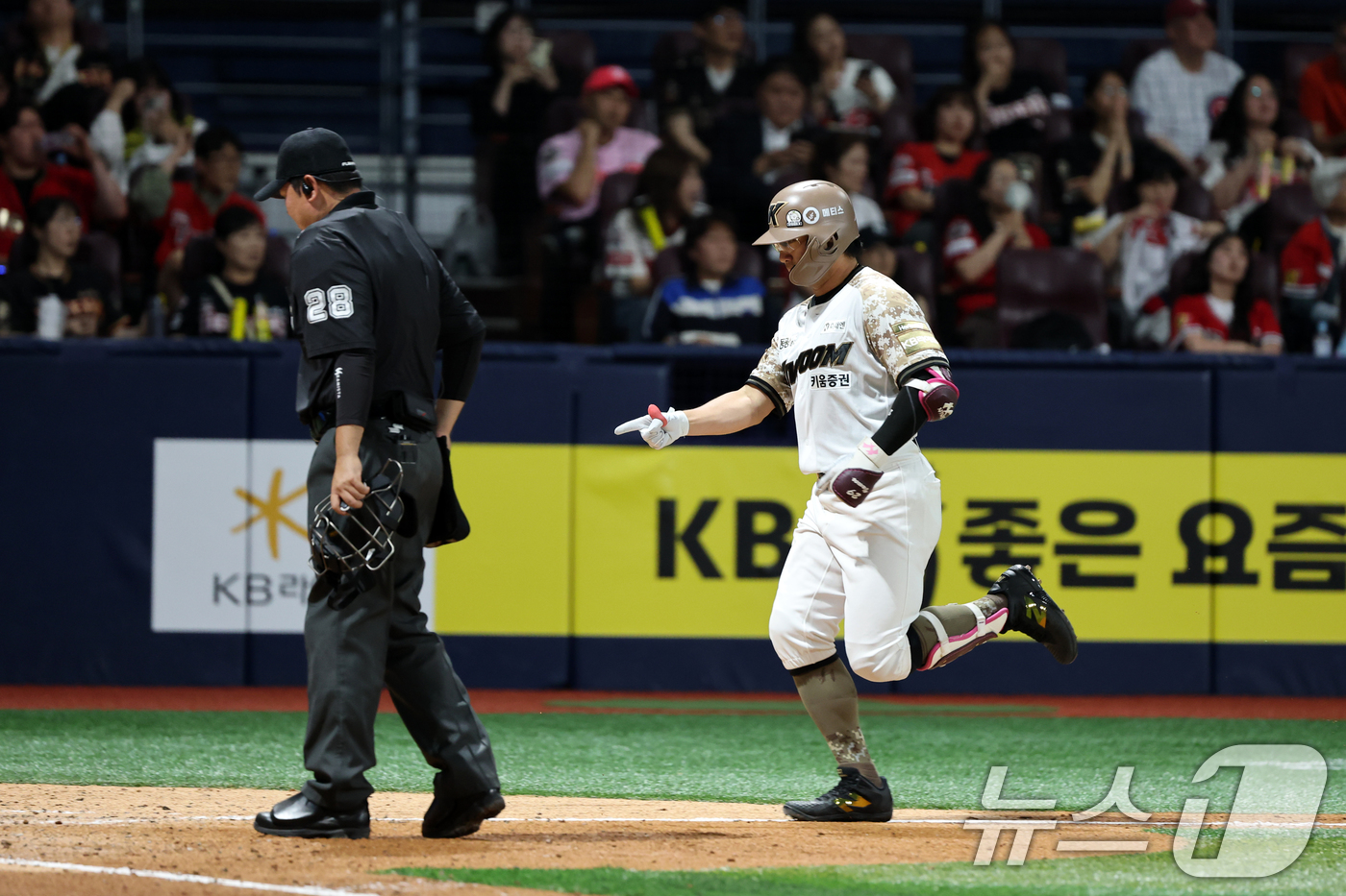 (서울=뉴스1) 이승배 기자 = 24일 오후 서울 구로구 고척스카이돔에서 열린 프로야구 '2025 신한 SOL뱅크 KBO 리그' KIA와 키움의 경기, 6회말 1사 주자 1,2루 …