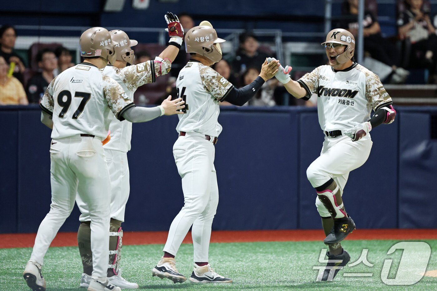 본문 이미지 - 24일 오후 서울 구로구 고척스카이돔에서 열린 프로야구 '2025 신한 SOL뱅크 KBO 리그' KIA와 키움의 경기, 6회말 1사 주자 1,2루 임지열이 3점 홈런을 치고 기뻐하고 있다. 2025.6.24/뉴스1 ⓒ News1 이승배 기자
