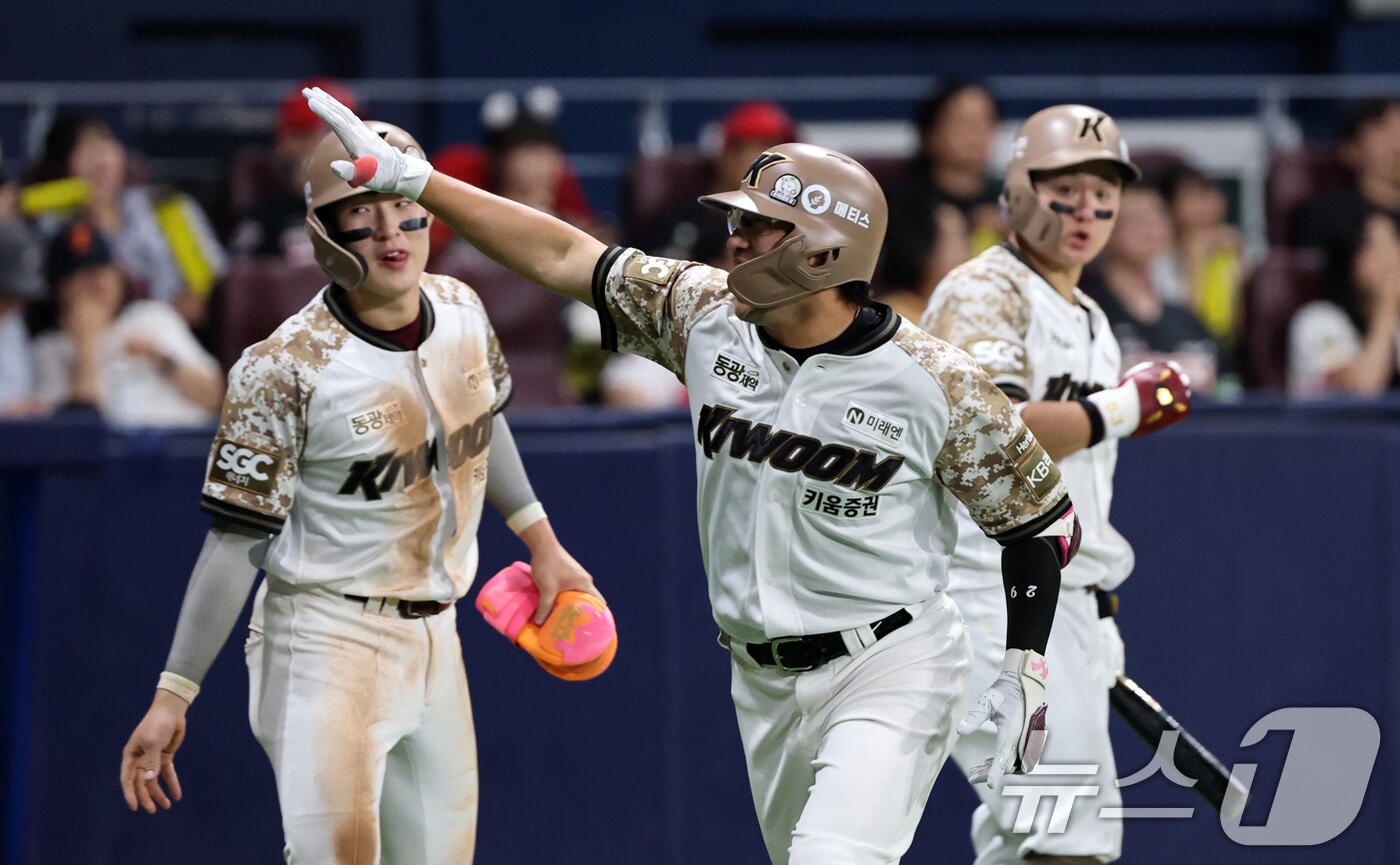 본문 이미지 - 24일 오후 서울 구로구 고척스카이돔에서 열린 프로야구 '2025 신한 SOL뱅크 KBO 리그' KIA와 키움의 경기, 6회말 1사 주자 1,2루 임지열이 3점 홈런을 치고 기뻐하고 있다. 2025.6.24/뉴스1 ⓒ News1 이승배 기자