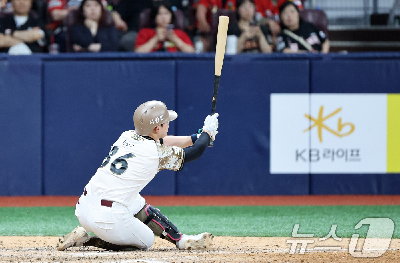 (서울=뉴스1) 이승배 기자 = 24일 오후 서울 구로구 고척스카이돔에서 열린 프로야구 '2025 신한 SOL뱅크 KBO 리그' KIA와 키움의 경기, 8회말 키움 공격 선두타자 …