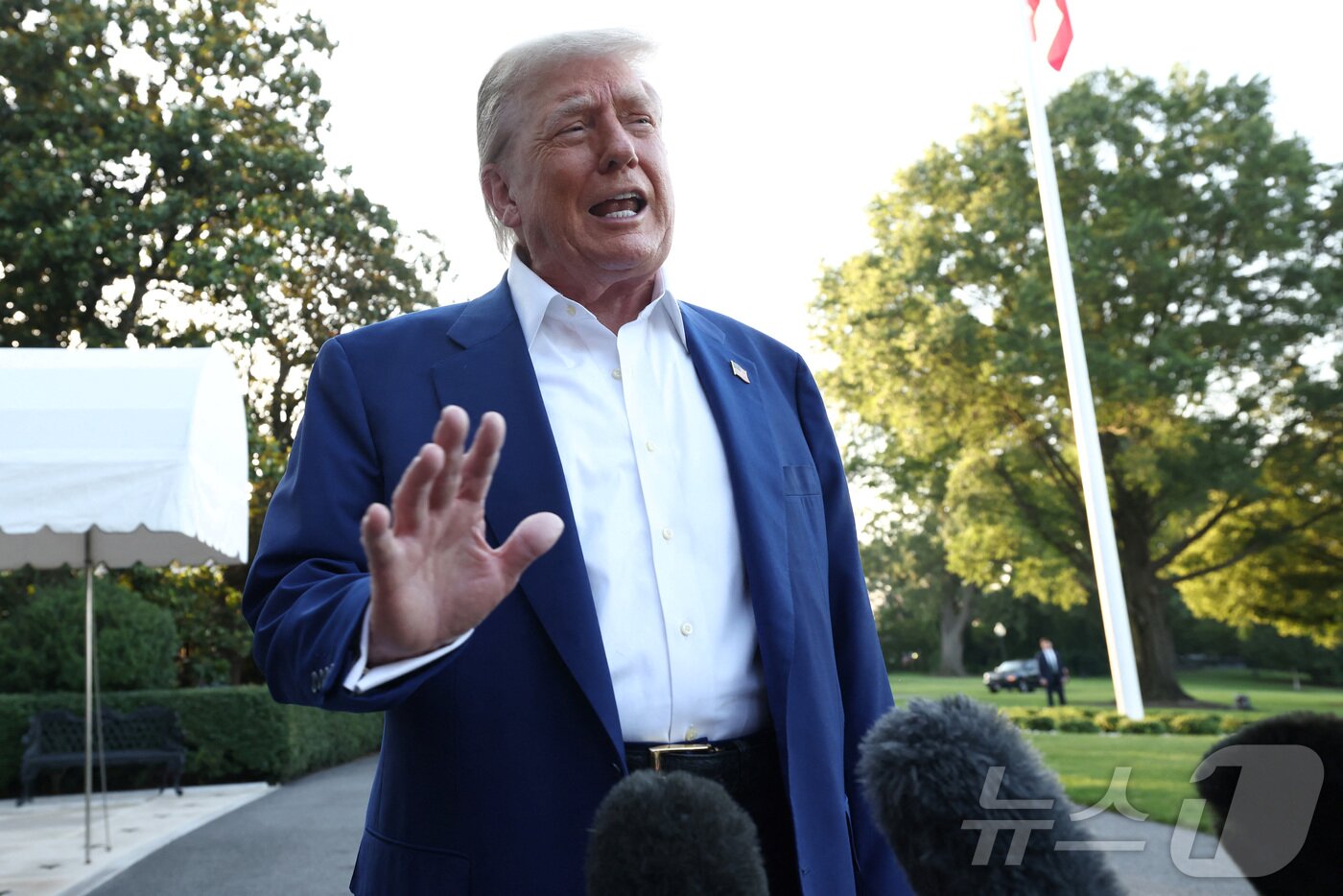 본문 이미지 - 도널드 트럼프 미국 대통령이 24일&#40;현지시간&#41; 워싱턴 백악관에서 네덜란드 헤이그에서 열리는 북대서양조약기구 정상회의에 참석하기 위해 대통령 전용헬기 &#39;마린원&#39;에 탑승하기 전 기자회견을 하고 있다. 2025.6.24 ⓒ 로이터=뉴스1 ⓒ News1 김경민 기자