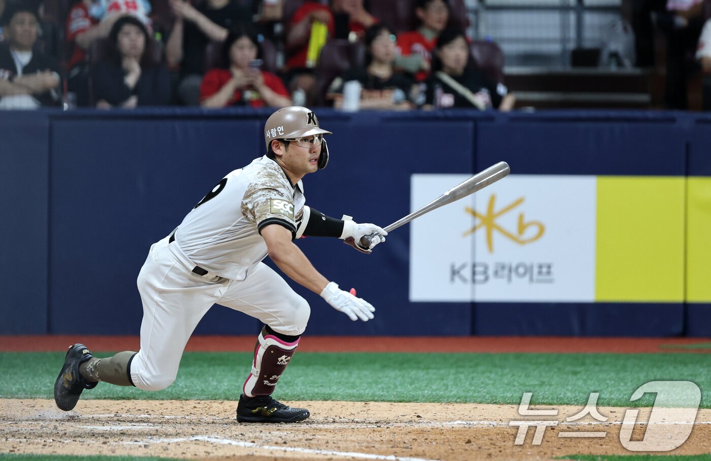 본문 이미지 - 24일 오후 서울 구로구 고척스카이돔에서 열린 프로야구 &#39;2025 신한 SOL뱅크 KBO 리그&#39; KIA와 키움의 경기, 8회말 키움 공격 1사 주자 1루 상황 임지열이 안타를 치고 있다. 2025.6.24/뉴스1 ⓒ News1 이승배 기자