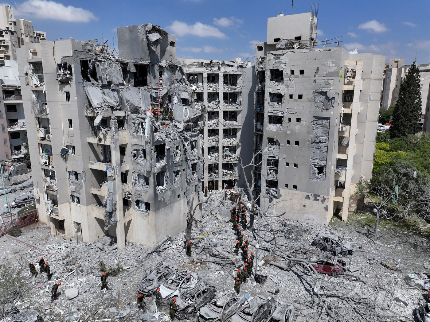 (베르셰바 로이터=뉴스1) 김경민 기자 = 이스라엘 베르셰바에 있는 주거용 건물이 24일(현지시간) 이른 아침 이란의 공격으로 인해 손상됐다. 2025.6.24ⓒ 로이터=뉴스1