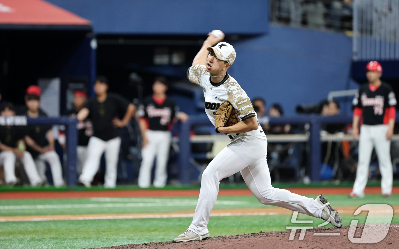 (서울=뉴스1) 이승배 기자 = 24일 오후 서울 구로구 고척스카이돔에서 열린 프로야구 '2025 신한 SOL뱅크 KBO 리그' KIA와 키움의 경기, 9회초 KIA 공격 키움 주 …