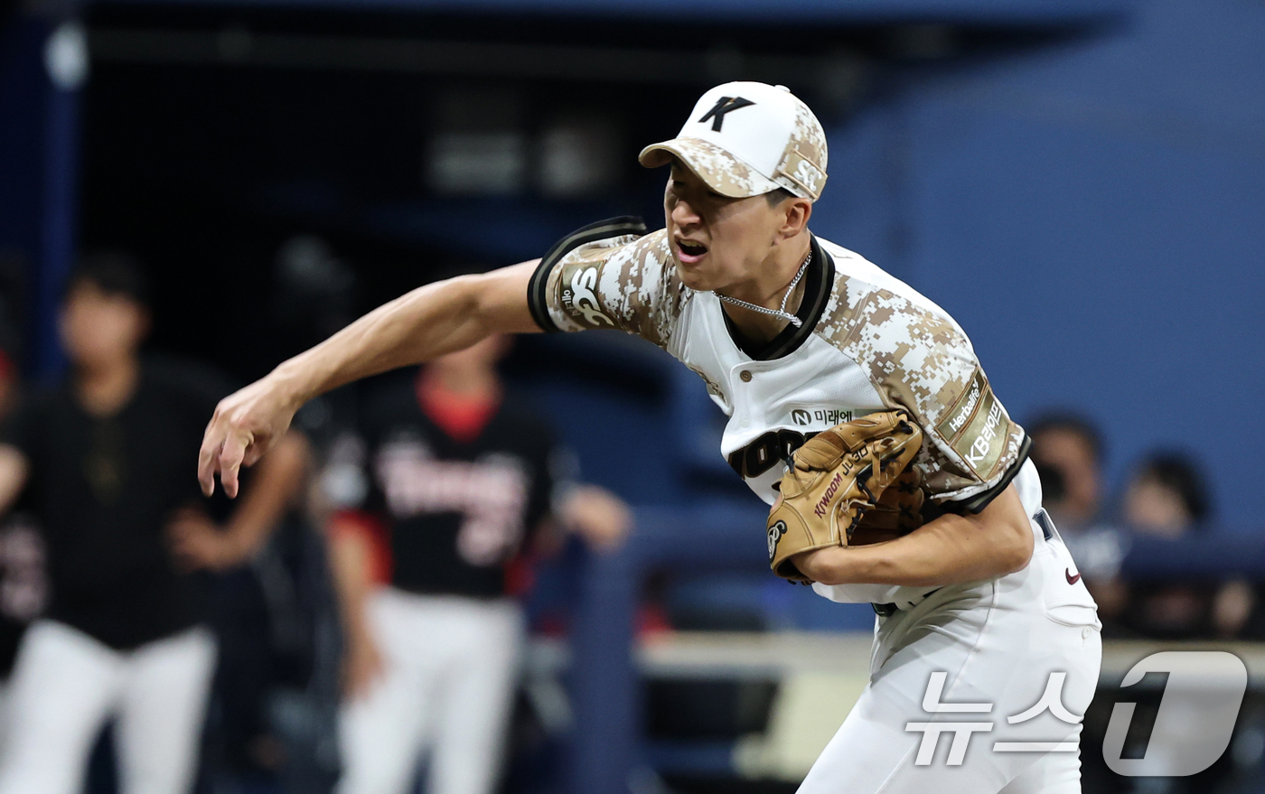 (서울=뉴스1) 이승배 기자 = 24일 오후 서울 구로구 고척스카이돔에서 열린 프로야구 '2025 신한 SOL뱅크 KBO 리그' KIA와 키움의 경기, 9회초 KIA 공격 키움 주 …