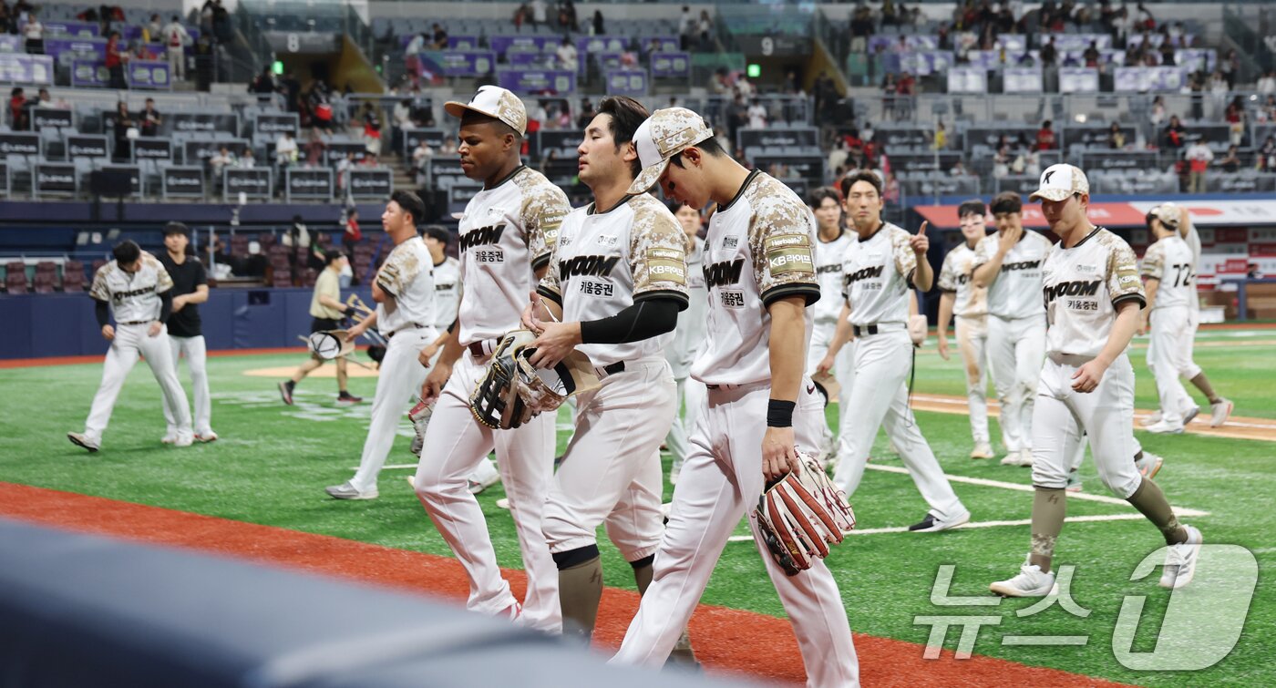 본문 이미지 - 24일 오후 서울 구로구 고척스카이돔에서 열린 프로야구 &#39;2025 신한 SOL뱅크 KBO 리그&#39; KIA와 키움의 경기에서 9대6으로 승리한 키움 선수들이 퇴장하고 있다. 2025.6.24/뉴스1 ⓒ News1 이승배 기자