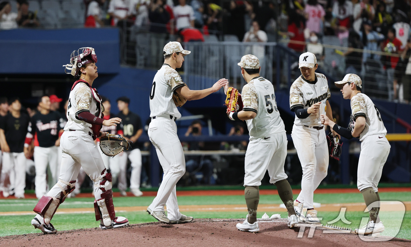 (서울=뉴스1) 이승배 기자 = 24일 오후 서울 구로구 고척스카이돔에서 열린 프로야구 '2025 신한 SOL뱅크 KBO 리그' KIA와 키움의 경기에서 9대6으로 승리한 키움 선 …