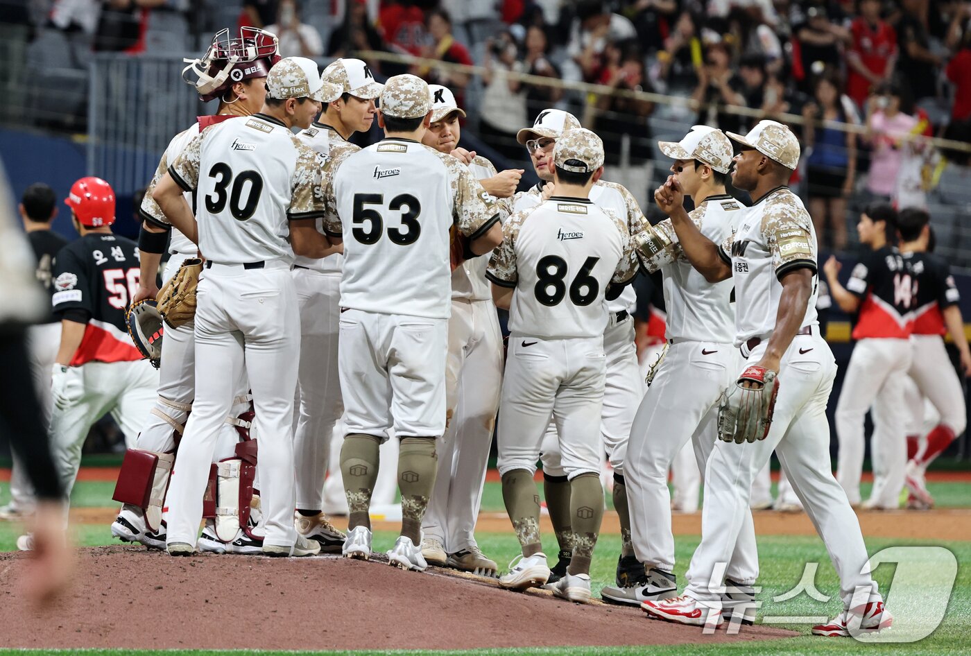 본문 이미지 - 24일 오후 서울 구로구 고척스카이돔에서 열린 프로야구 &#39;2025 신한 SOL뱅크 KBO 리그&#39; KIA와 키움의 경기에서 9대6으로 승리한 키움 선수들이 기뻐하고 있다. 2025.6.24/뉴스1 ⓒ News1 이승배 기자