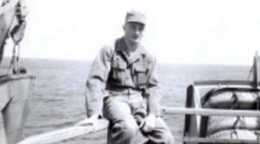 본문 이미지 - 1953년 3월 한국행 배에 오른 미 육군 제7사단 제17보병연대 소속 야니스 크루민스 일등병.&#40;라트비아 전쟁박물관 제공&#41;