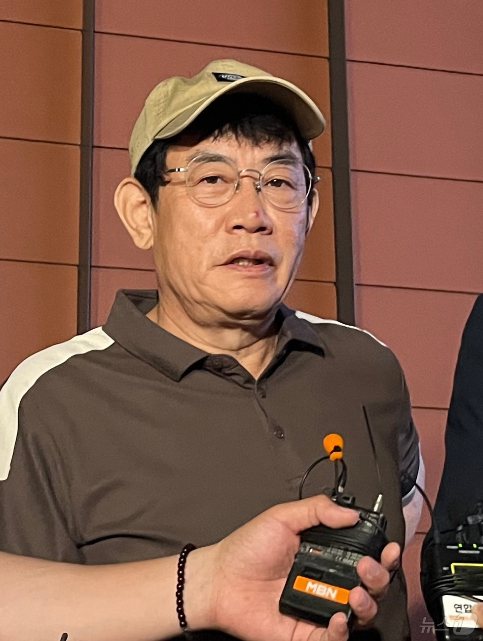 (서울=뉴스1) 김종훈 기자 = 코미디언 이경규가 24일 오후 11시 45분께 서울 강남경찰서에서 약물 운전 혐의와 관련한 조사를 마친 뒤 취재진의 질문에 답하고 있다. 2025. …