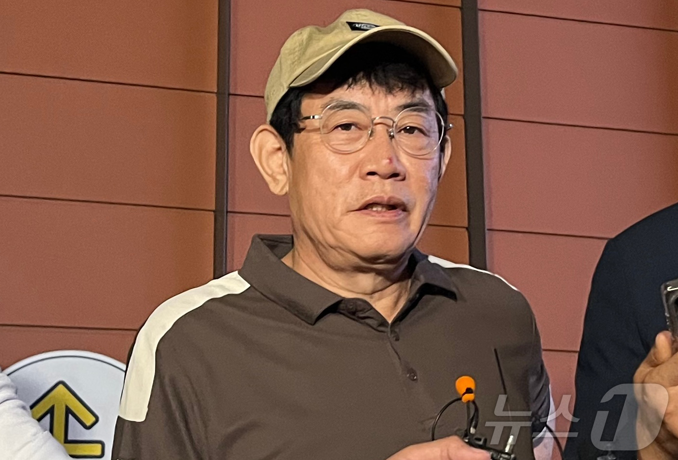 (서울=뉴스1) 김종훈 기자 = 코미디언 이경규가 24일 오후 11시 45분께 서울 강남경찰서에서 약물 운전 혐의와 관련한 조사를 마친 뒤 취재진의 질문에 답하고 있다. 2025. …