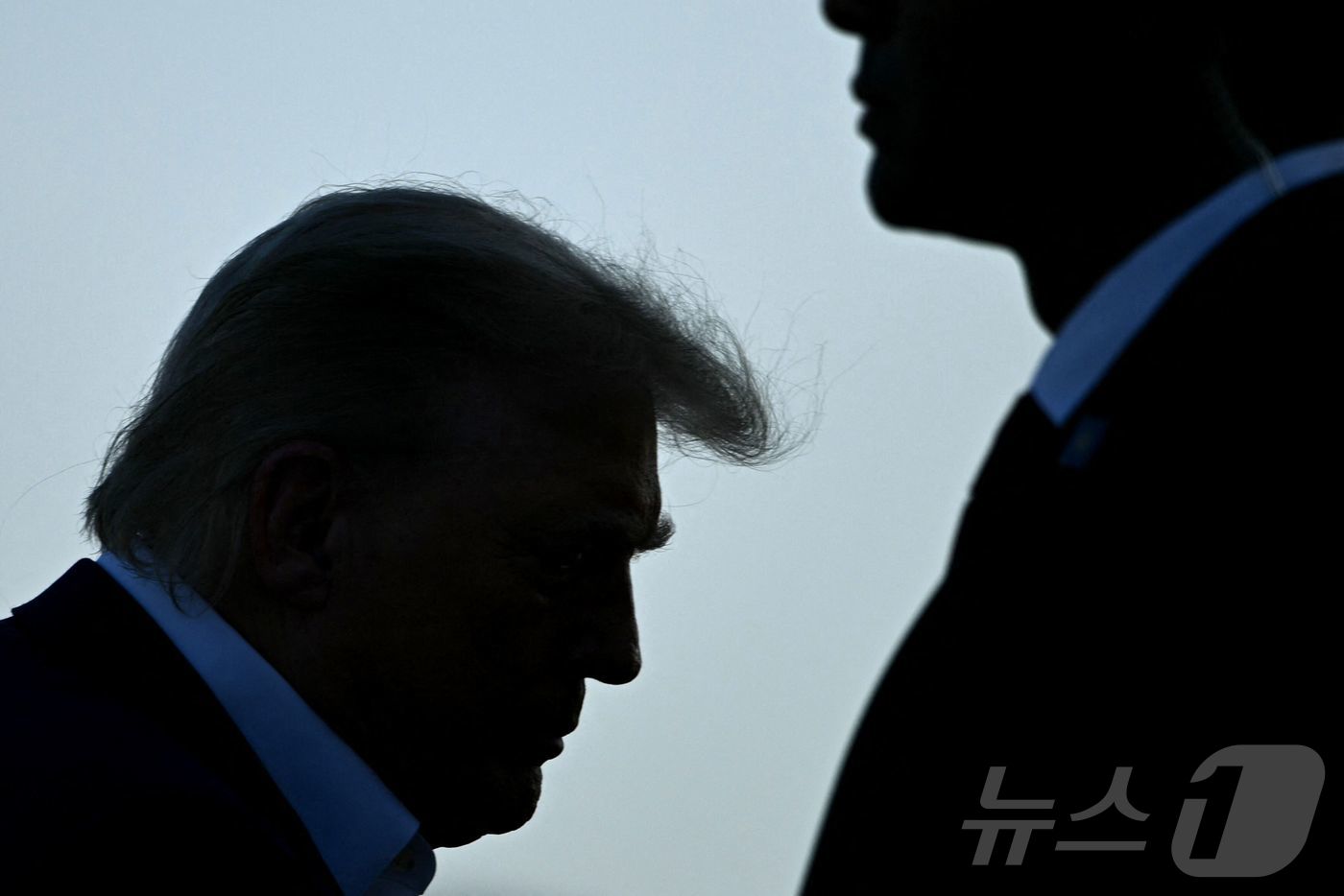 (메릴랜드 AFP=뉴스1) 류정민 특파원 = 도널드 트럼프 미국 대통령이 24일(현지시간) 메릴랜드주 앤드류스 합동 기지에서 에어포스원에 탑승하고 있다. 트럼프 대통령은 24~25 …