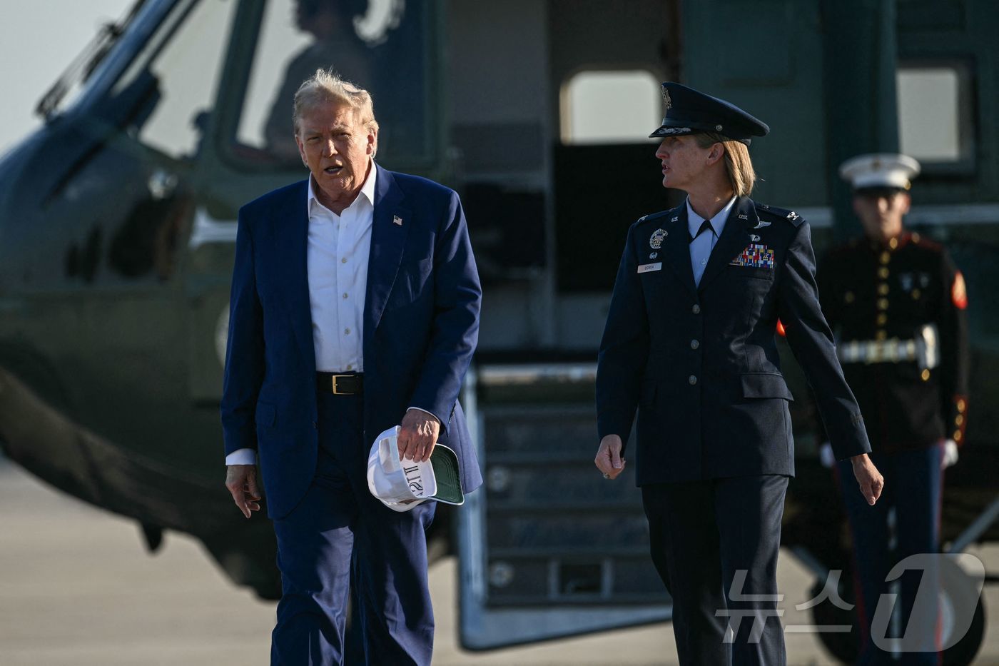(메릴랜드 AFP=뉴스1) 류정민 특파원 = 도널드 트럼프 미국 대통령(왼쪽)이 24일(현지시간) 메릴랜드주 앤드류스 합동 기지에 착륙한 마린원(미 대통령 전용헬기)에서 내려 전용 …