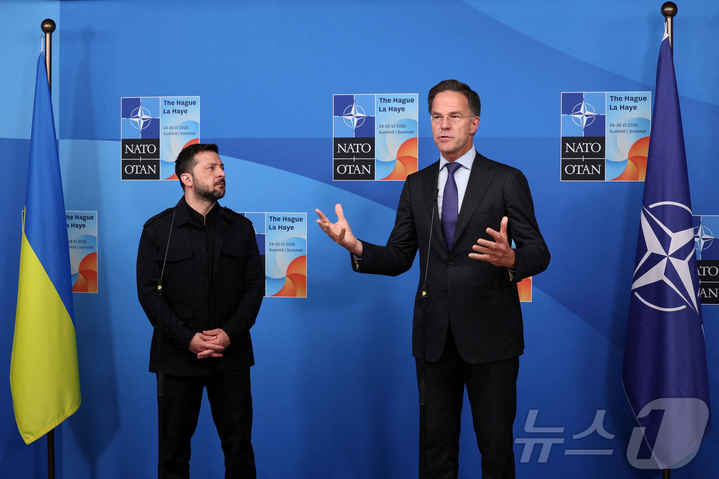 (헤이그 로이터=뉴스1) 김지완 기자 = 24일(현지시간) 마르크 뤼터 북대서양조약기구(NATO·나토) 사무총장(오른쪽)과 볼로디미르 우크라이나 대통령이 네덜란드 헤이그의 나토 정 …