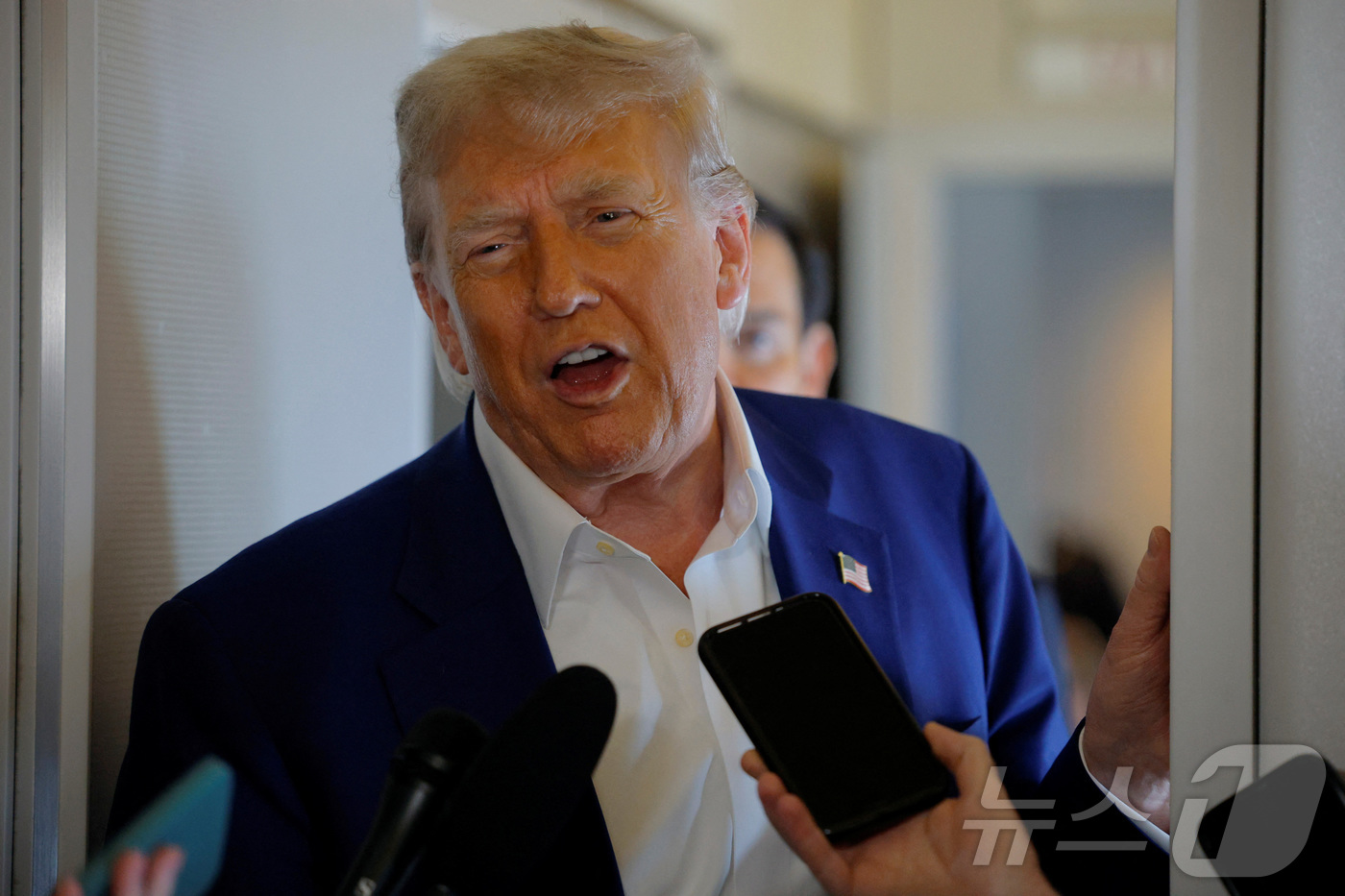 (로이터=뉴스1) 김지완 기자 = 24일(현지시간) 도널드 트럼프 미국 대통령이 북대서양조약기구(NATO·나토) 정상회의가 열리는 네덜란드 헤이그로 향하는 대통령 전용기 '에어포스 …