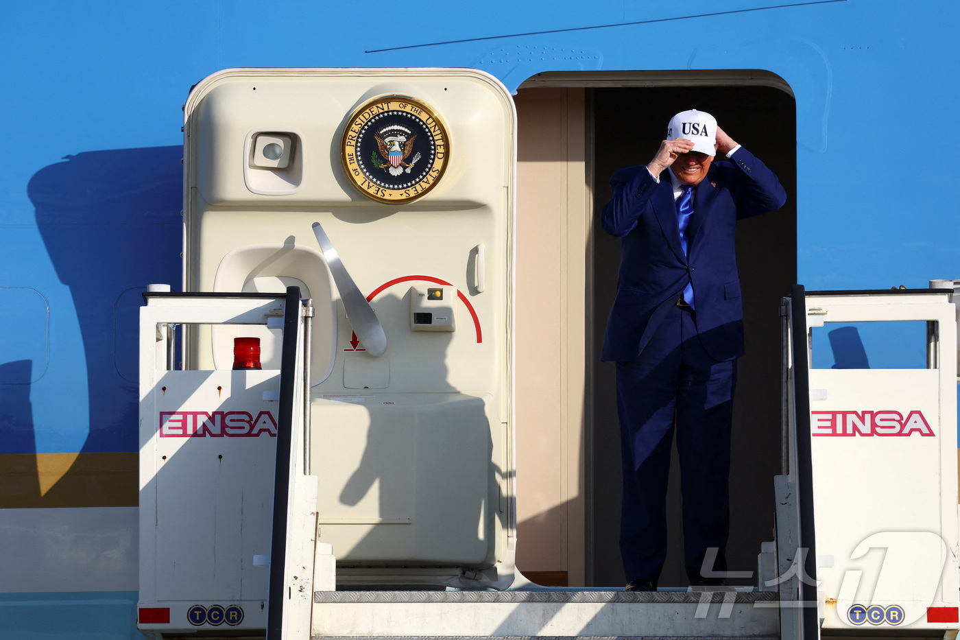 (암스테르담 로이터=뉴스1) 류정민 특파원 = 도널드 트럼프 미국 대통령이 24일(현지시간) 네덜란드 암스테르담 스히폴 공항에 도착한 에어포스원(미 대통령 전용기)에서 내리면서 모 …