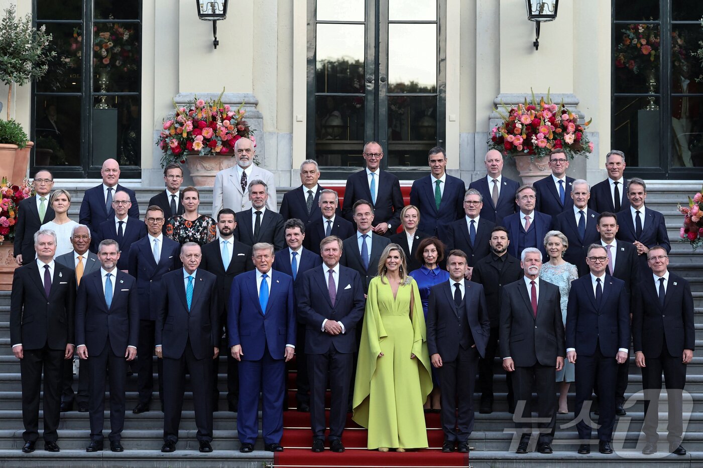 본문 이미지 - 24일&#40;현지시간&#41; 네덜란드 헤이그 하우스텐보스 왕궁에서 북대서양조약기구&#40;NATO·나토&#41; 회원국 정상들이 빌럼 알렉산더르 네덜란드 국왕과 막시마 여왕이 주최한 만찬에 앞서 기념촬영을 하고 있다. 2025.06.24 ⓒ 로이터=뉴스1 ⓒ News1 김지완 기자