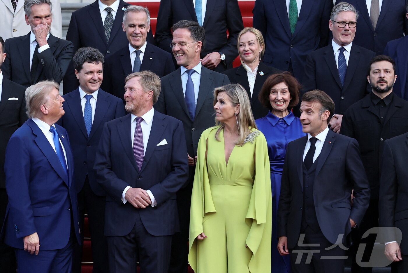 본문 이미지 - 지난해 6월 24일(현지시간) 도널드 트럼프 대통령이 네덜란드 헤이그의 하우스텐보스 궁에서 북대서양조약기구(NATO, 나토) 정상회담의 일환으로 열리는 만찬에 앞서 빌럼 알렉산더드 네덜란드 국왕과 막시마 네덜란드 여왕, 에마뉘엘 마크롱 프랑스 대통령, 조르지아 멜로니 이탈리아 총리, 마크 카니 캐나다 총리, 볼로디미르 젤렌스키 우크라이나 대통령, 키이어 스타머 영국 총리, 마르크 뤼터 나토 사무총장 등과 함께 기념촬영을 하고 있다. 2025.06.24 ⓒ 로이터=뉴스1