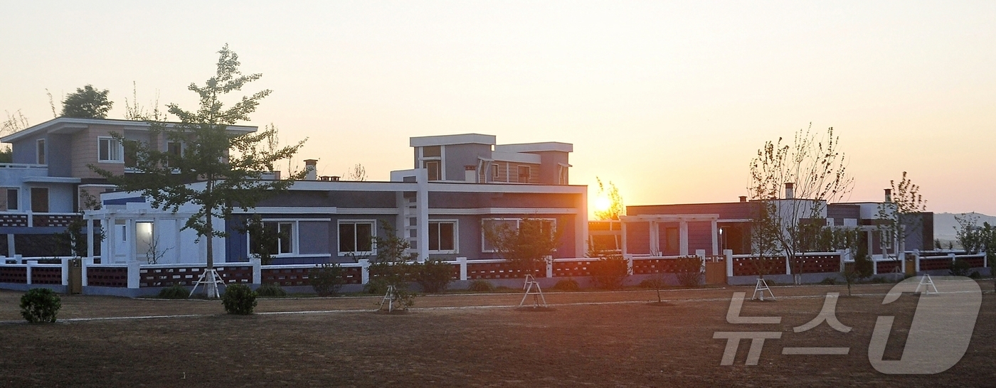 (평양 노동신문=뉴스1) = 북한 노동당 기관지 노동신문은 25일 황해남도 청단군 신생리에 살림집(주택) 입사(입주) 모임이 진행됐다고 보도했다. [국내에서만 사용가능. 재배포 금 …