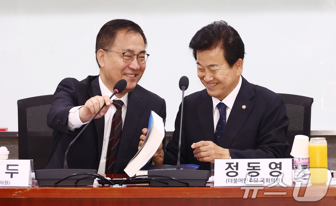 (서울=뉴스1) 김민지 기자 = 정동영 더불어민주당 의원과 최형두 국민의힘 의원이 25일 오전 서울 여의도 국회 의원회관에서 열린 'AI G3 강국 신기술 전략 조찬 포럼'에서 대 …