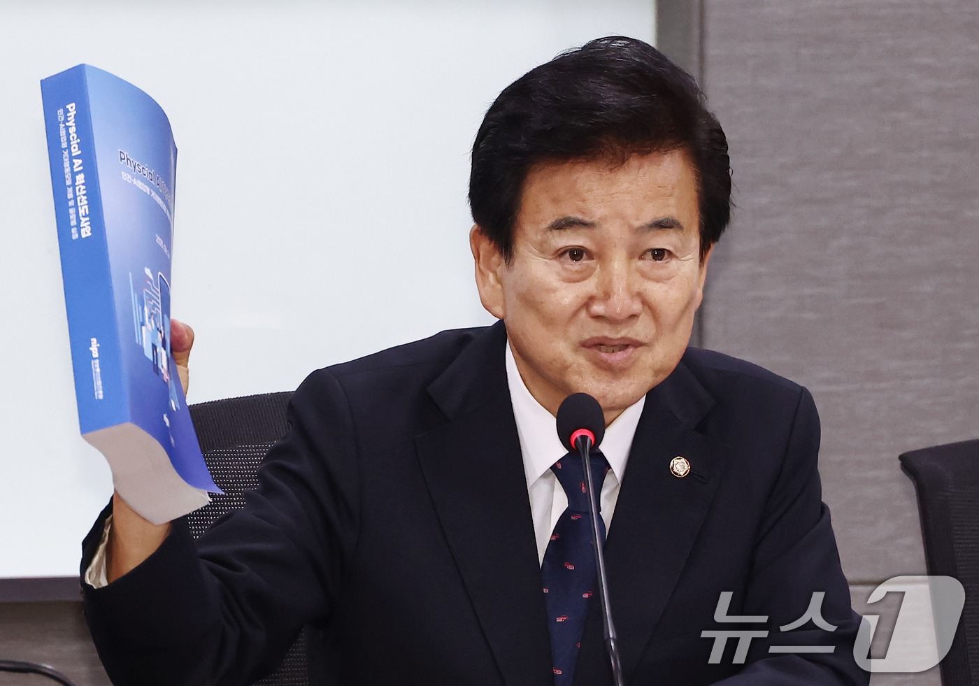 (서울=뉴스1) 김민지 기자 = 정동영 더불어민주당 의원이 25일 오전 서울 여의도 국회 의원회관에서 열린 'AI G3 강국 신기술 전략 조찬 포럼'에서 인사말을 하고 있다. 20 …
