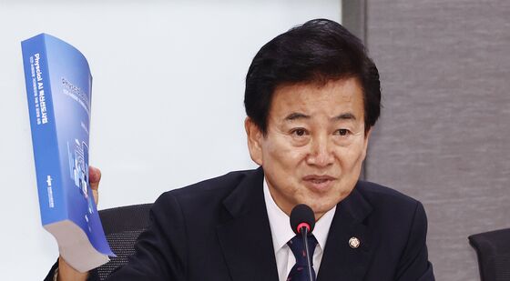 AI 혁신선도사업 책 들어보이는 정동영 의원