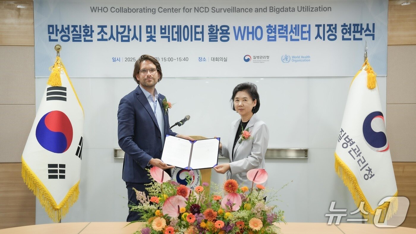본문 이미지 - 세계보건기구&#40;WHO&#41; 협력센터 지정 기념 현판식에서 산드로 드메이오 &#40;Sandro Demaio&#41; WHO 아시아태평양 환경보건센터장과 지영미 청장이 사진 촬영을 하고 있다. &#40;질병청 제공&#41; 2025.6.12/뉴스1