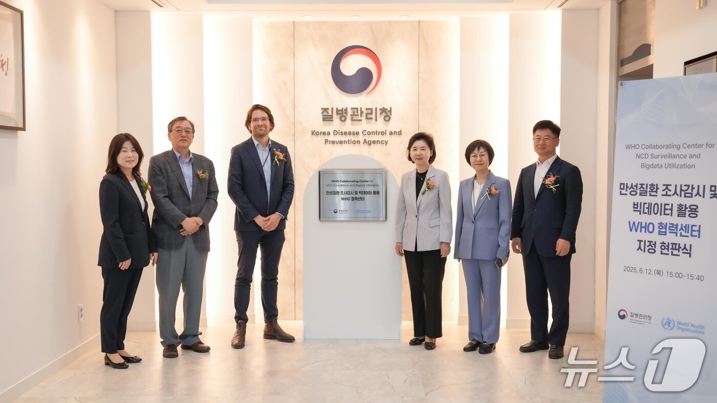 본문 이미지 - 세계보건기구&#40;WHO&#41; 협력센터 지정 기념 현판식에서 간부진이 사진 촬영을 하고 있다. 왼쪽부터 최종희 만성질환관리국장, 이종구 대한민국의학한림원 부원장, 산드로 드메이오&#40;Sandro Demaio&#41; WHO 아시아태평양 환경보건센터장, 지영미 청장, 임숙영 차장, 이상진 기획조정관.&#40;질병청 제공&#41; 2025.6.12/뉴스1