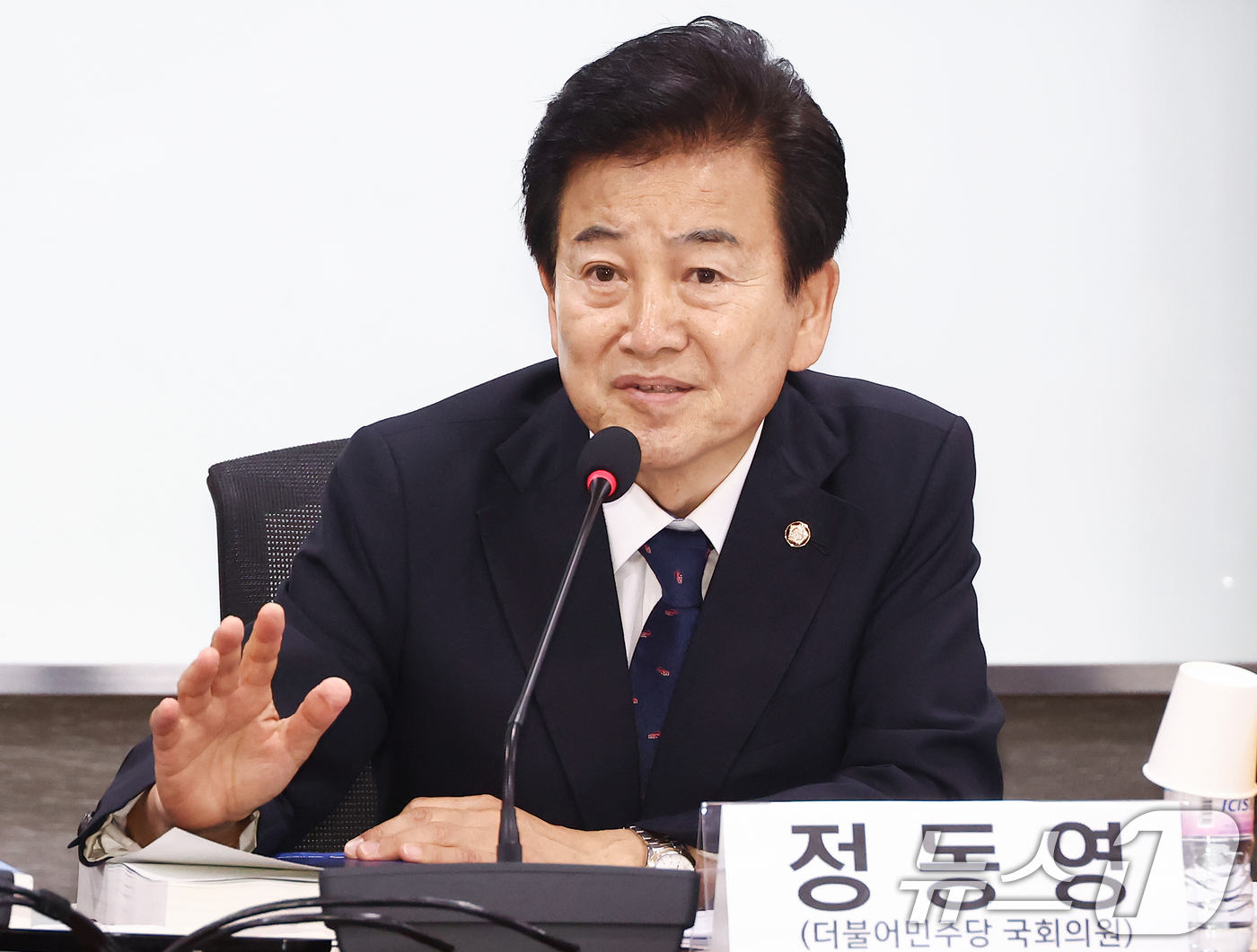 (서울=뉴스1) 김민지 기자 = 통일부 장관 후보자인 정동영 더불어민주당 의원이 25일 오전 서울 여의도 국회 의원회관에서 열린 'AI G3 강국 신기술 전략 조찬 포럼'에서 인사 …