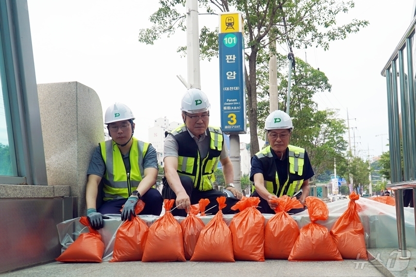 (대전=뉴스1) 이동원 기자 = 대전교통공사(사장 연규양)는 시민의 안전한 도시철도 이용을 보장하고 장마기간 집중호우로 인한 불편을 사전에 차단하기 위해 지난 5월 집중안전점검 이 …