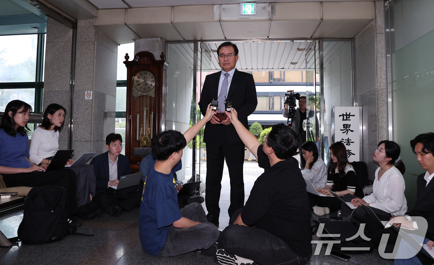 (서울=뉴스1) 김성진 기자 = 순직 해병 수사 방해 의혹 사건을 수사하는 이명현 특별검사가 25일 오전 서울 서초구 사무실로 출근하며 취재진의 질문에 답하고 있다. 2025.6. …